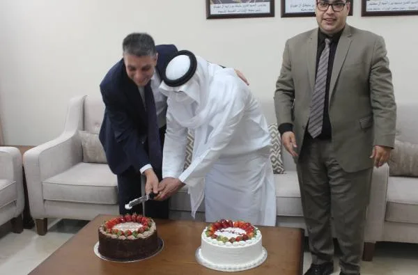 السفير الاماراتي يفاجئ موظفا بعيد ميلاده (صور)