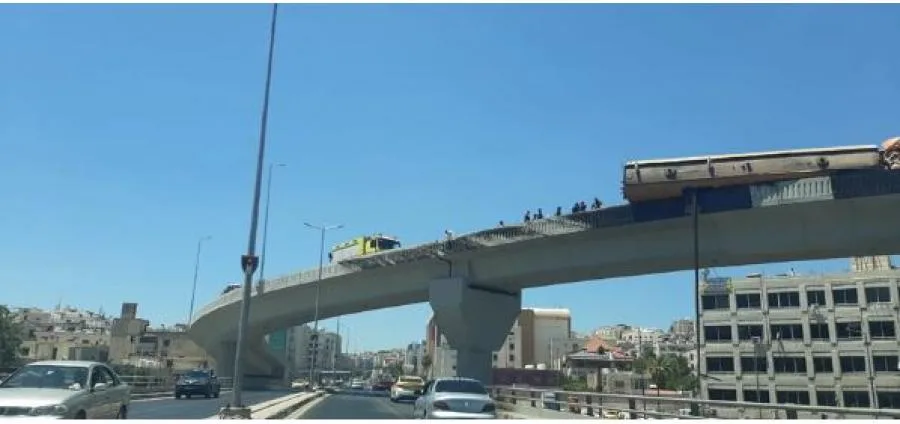 هروب سائق صهريج خدمات بعد تدهوره فوق جسر دوار المدينة الرياضية
