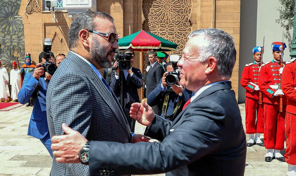 الملك يطمئن هاتفياً على صحة العاهل المغربي