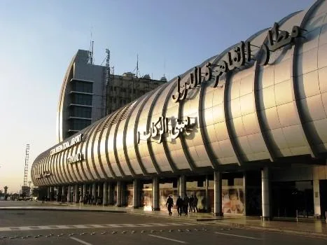 عزل راكب أردني في مطار القاهرة