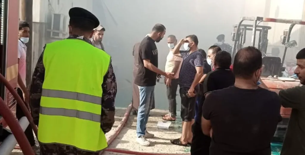 الدفاع المدني يخمد حريق مصنع يحتوي على مواد تنظيف وبلاستيك ودهانات في محافظة الزرقاء