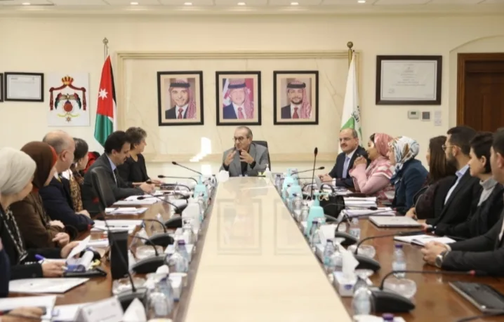 الأشغال تبحث تنفيذ مشاريع مع الوكالة الأمريكية للانماء
