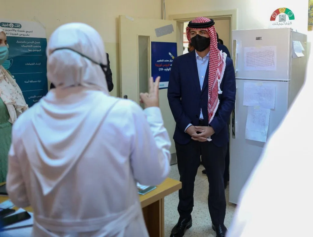 ولي العهد يتفقد عيادة لقاح كورونا في مركز صحي البتراء الشامل