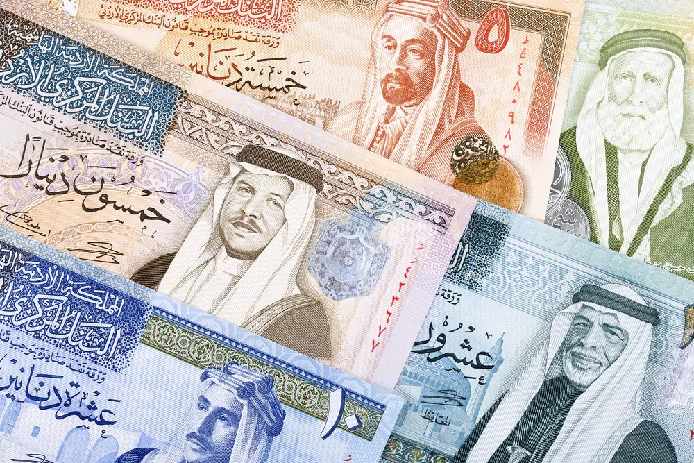 زيادة الـ30 دينارًا.. خبير اقتصادي يتوقع آثارًا إيجابية على السوق والمعيشة