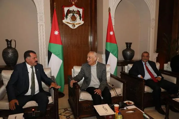 رئيس الديوان الملكي يلتقي وجهاء وممثلين عن مناطق غرب إربد