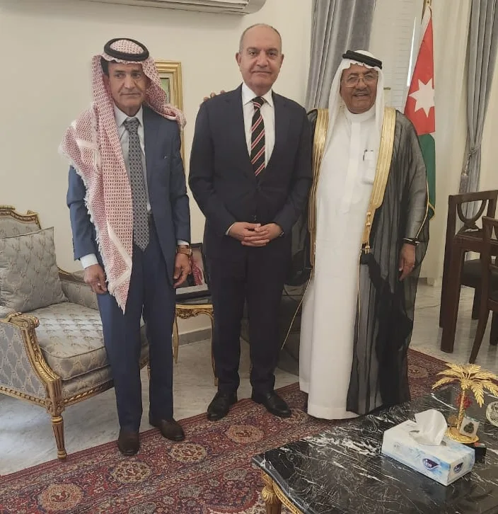 السفير العضايلة يُستقبل الشيخ الحنيطي و الشوبكي - صورة