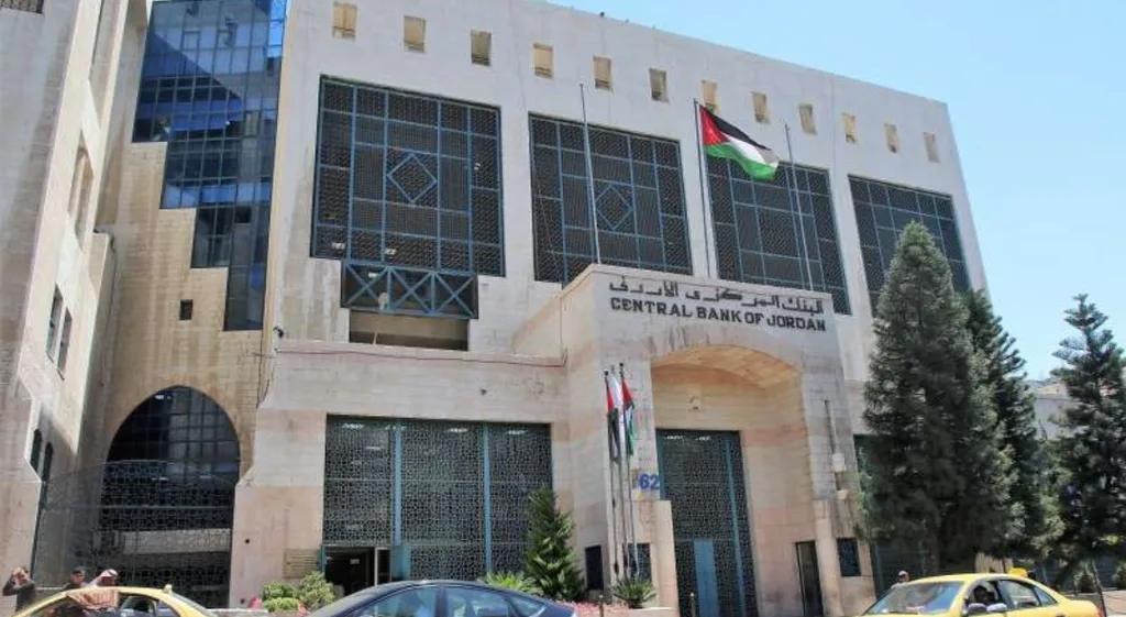 متضررون من رفع فوائد البنوك يعتزمون الاعتصام امام المركزي