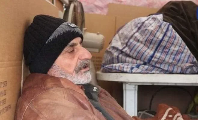 التنمية الاجتماعية تكشف لصوت الحق حقيقة رجل ستيني بلا مأوى يعيش داخل مركبة في الزرقاء