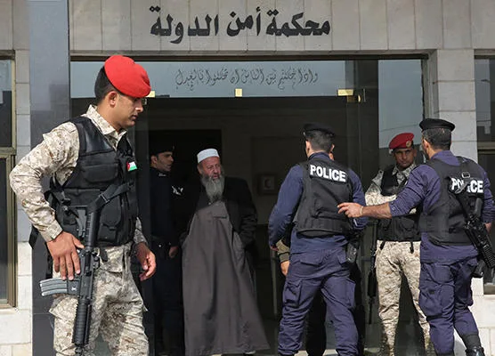 السجن والغرامة لمتهمين باستيراد مواد مخدرة من سوريا