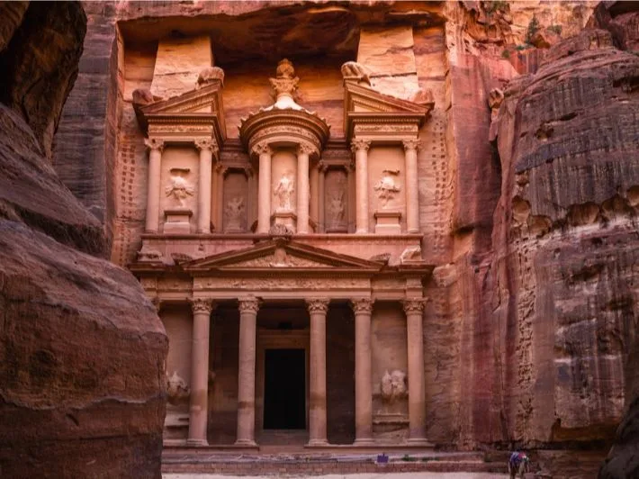 الحكومة: 70% من محتوى تنشيط السياحة يعود للبترا