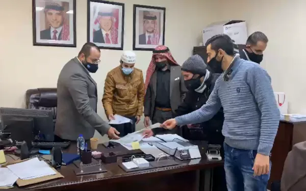 خريجو شريعة يسلمون شهاداتهم للنواب