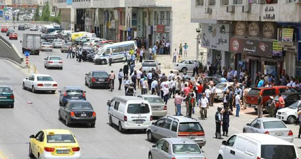 شاحنة تدهس فتاتين في شارع المدينة المنورة