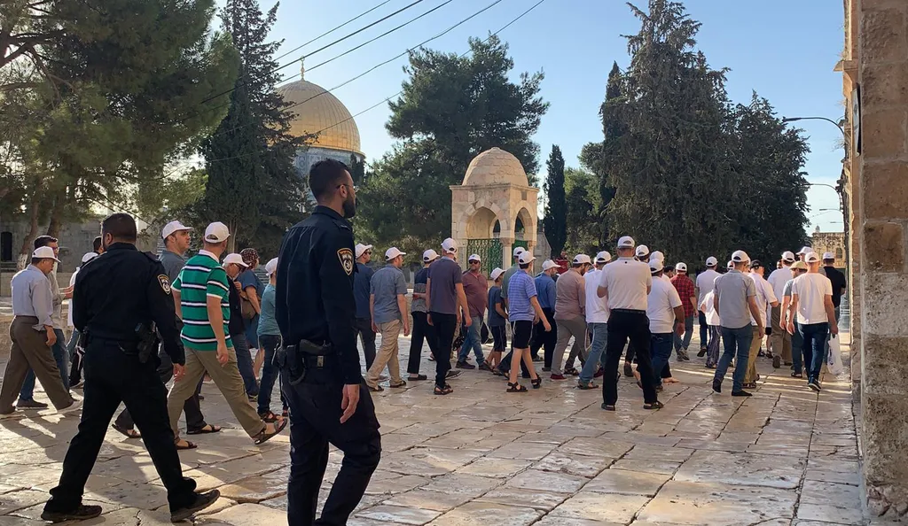 مستوطنون متطرفون يقتحمون الأقصى بحراسة شرطة الاحتلال