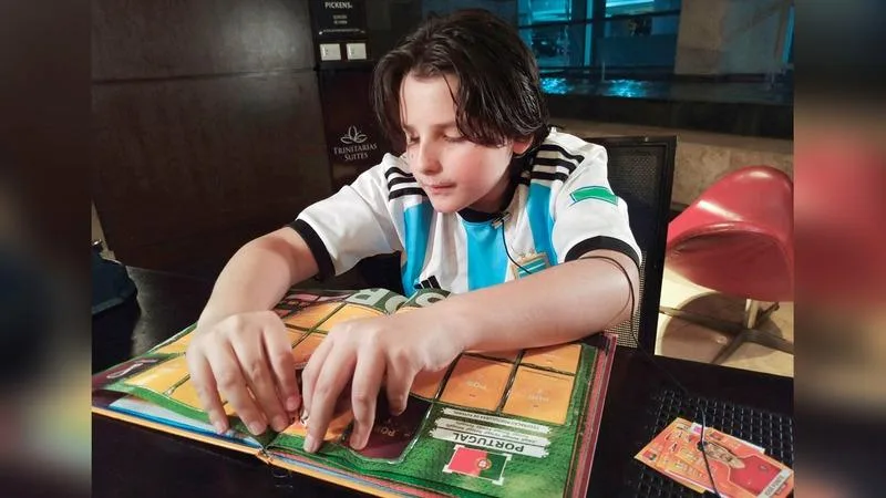 فيديو مؤثر.. أب يشرح لابنه الكفيف هدف ميسي