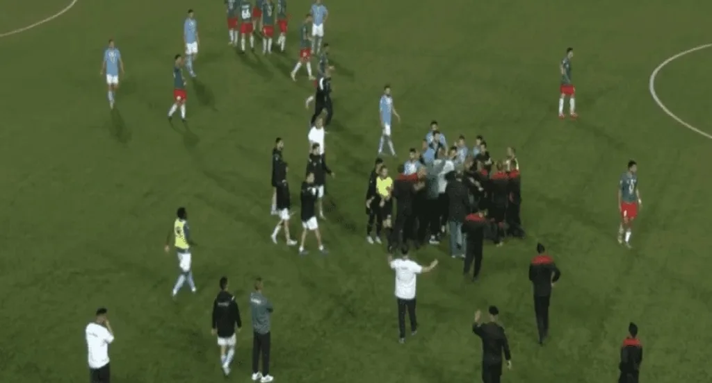 شغب يوقف مباراة الوحدات والفيصلي
