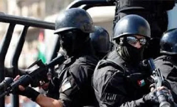 البحث الجنائي يلقي القبض على أحد أخطر المطلوبين المسلحين غرب البلقاء