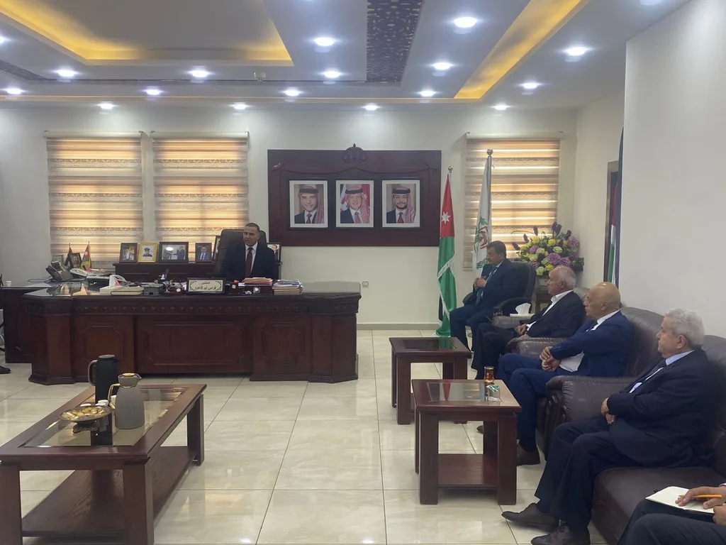 نحو إدارة محلية أقرب للمواطن.. محافظ الزرقاء يبحث واقع البلديات والتحديات