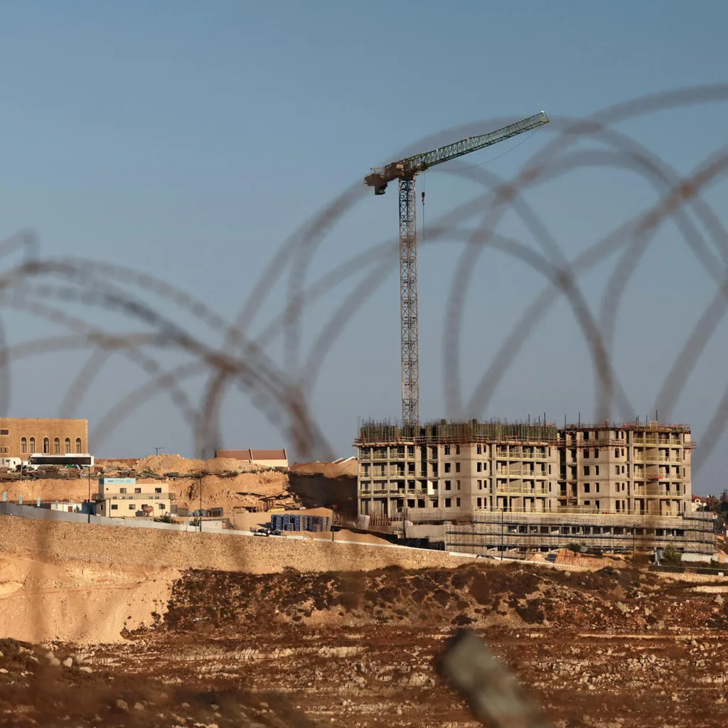  سقوط القناع … استهداف جسور الحياة يكشف تناقض خطاب  طريق القدس 