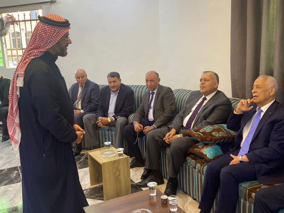 مندوبا عن الملك .. رئيس الديوان الملكي يقدم واجب العزاء بالمرحوم عبد الهادي فلاح الخلايله.