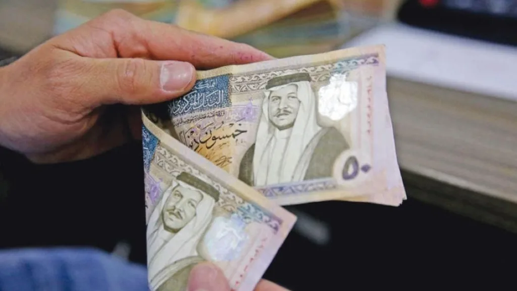 مؤمّن عليه يتقاضى أجراً شهرياً يعادل أجور 88 عاملاً .. !!