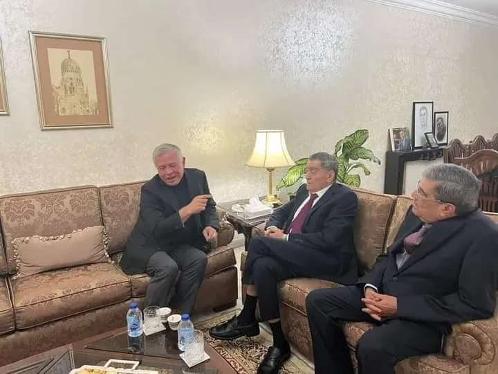 الملك في منزل رئيس المحكمة الدستورية هشام التل في اربد