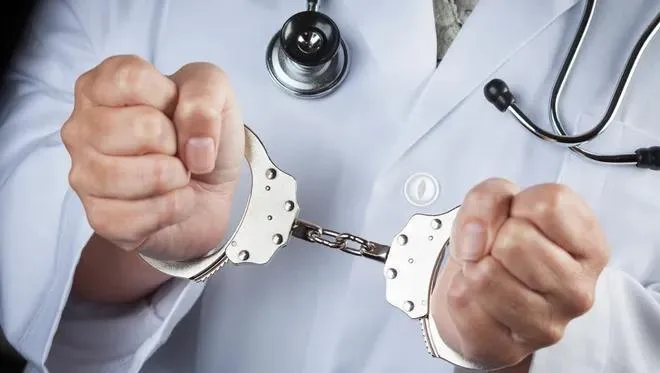 حبس 4 أطباء تسببوا بوفاة سيدة بالأردن