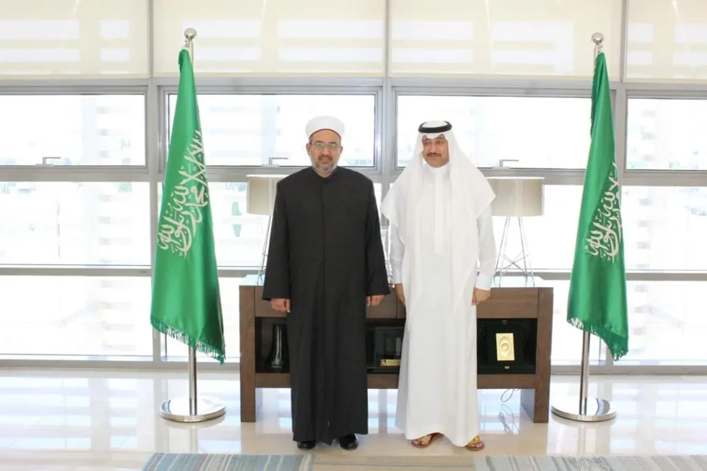 وزير الاوقاف يلتقي السفير السعودي