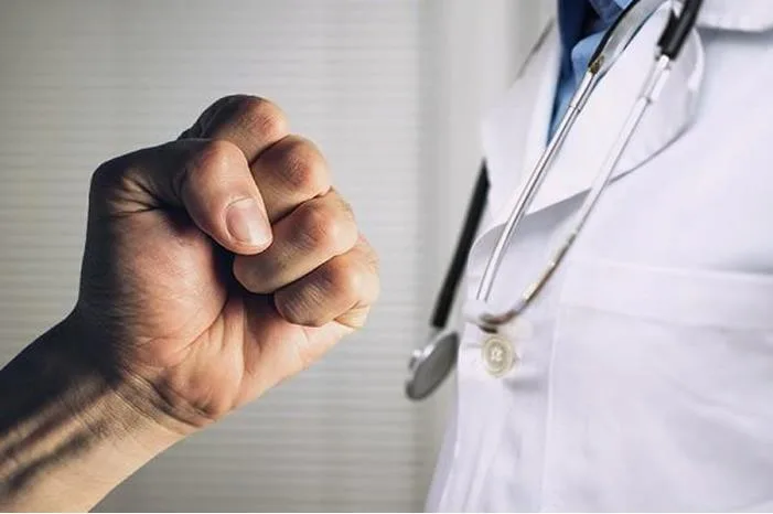 الكوادر الطبية بإحدى مستشفيات الصحة تستنجد بتوفير الحماية بعد الاعتداء على طبيبة حامل