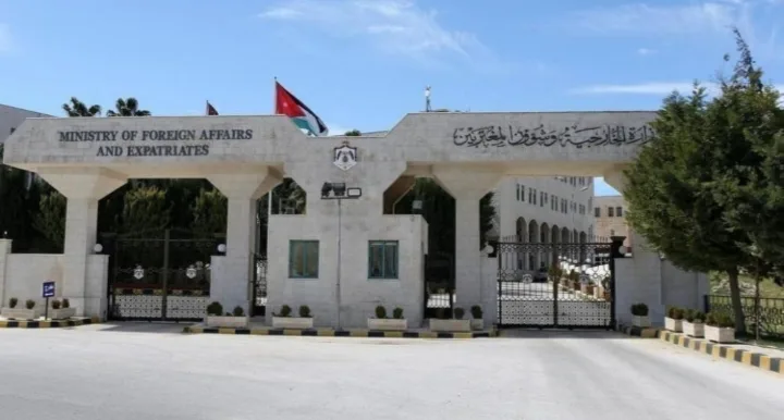 الخارجية تدعو المواطنين في تركيا وسوريا الى الاتصال على الارقام الساخنة