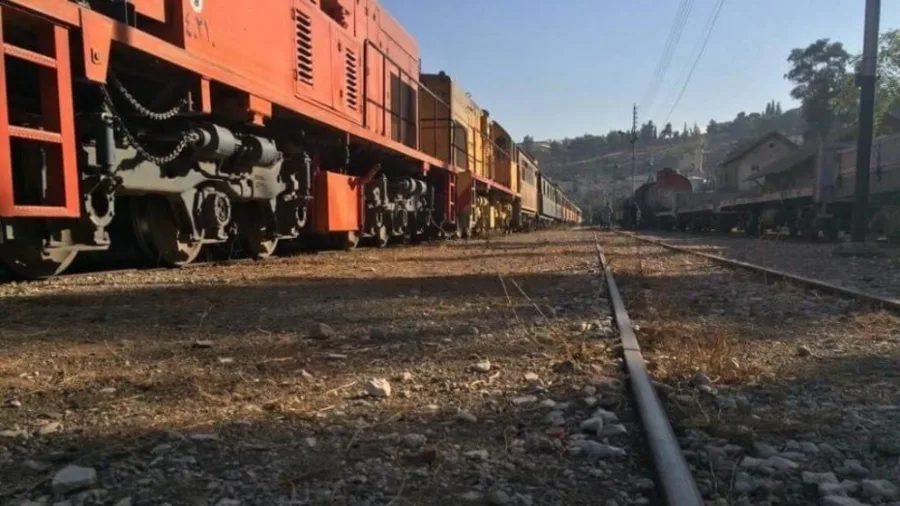 هواة البحث عن الكنوز والدفائن يحفرون خطوط سكك الحديد الحجازي