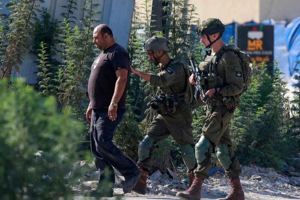 الضفة.. إسرائيل تعتقل 30 فلسطينيا بينهم رئيس بلدية وقادة بـ فتح