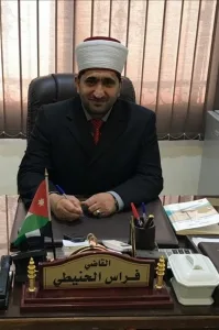القاضي الحنيطي يقبّل رأس لاجيء سوري في المفرق