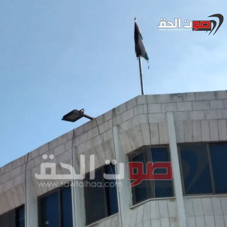 علم الاردن ممزقا على مبنى تابع لـ شركة الكهرباء الاردنية .. صور صادمة في مئوية الدولة