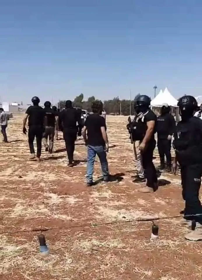 قوه أمنية تهدم  بيوت الشعر  اقيمت لاستقبال المؤازين للنائب العجارمة - فيديو