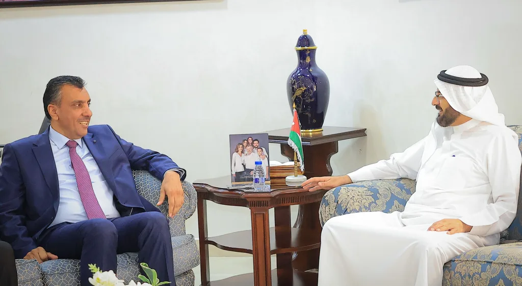 أمين عام مجلس النواب يلتقي وفداً من الأمانة العامة لمجلس الشورى البحرين