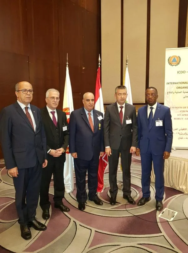 منح اللواء مصطفى البزايعه الوسام الدولي للحماية المدنية