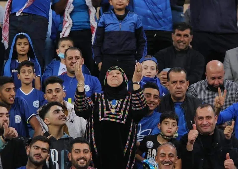 عدسة الزميل الطويل تلتقط الصورة الأشهر في دوري المحترفين