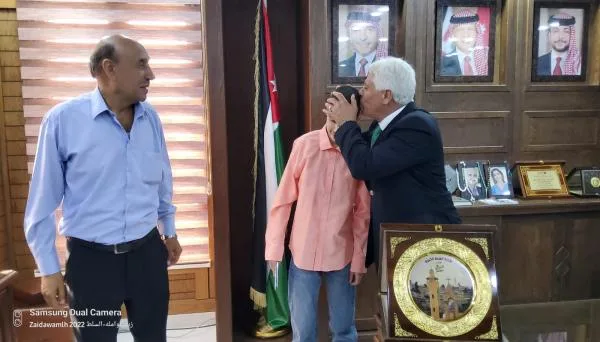 الحياري يكرم الطالب الكفيف المتفوق الفواعير (صور)