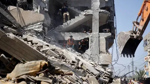 انهيار مباني غزة المتضررة بالعدوان يحصد أرواح 34 فلسطينيا