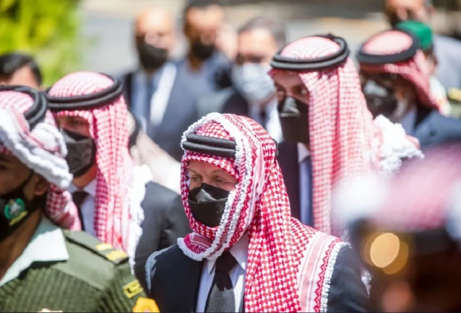 الملك يشارك في تشييع جثمان فايز الطراونة (صور)