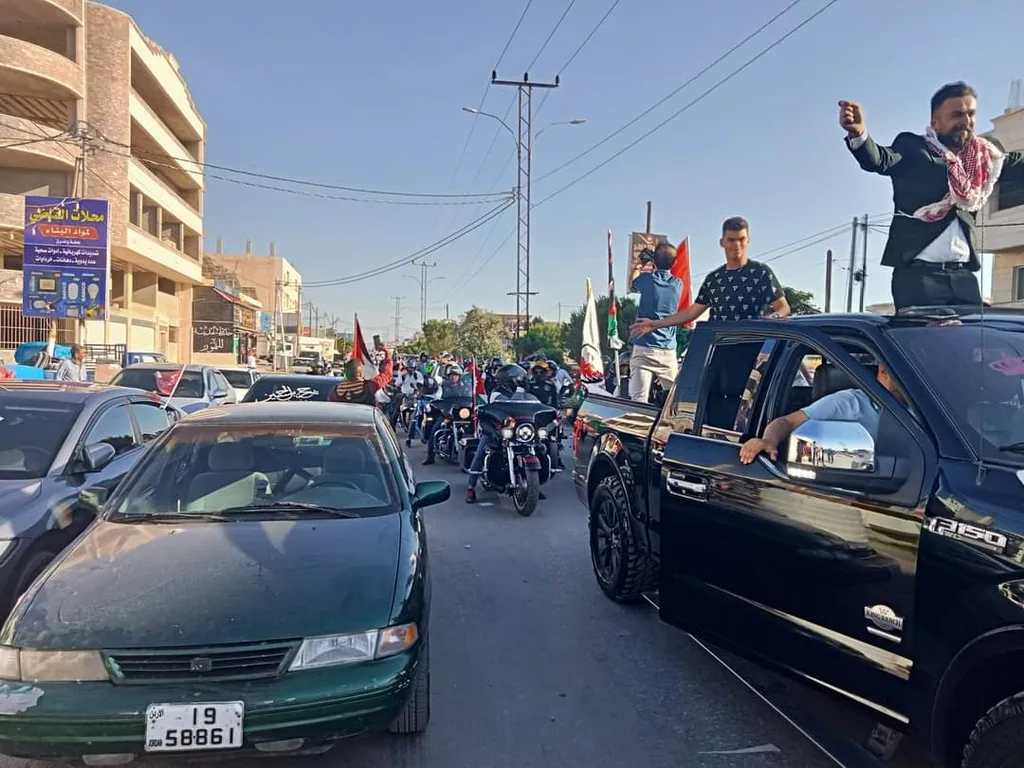 مناسف معتصم الجمل  .. تنظم مسيرة دراجات و مركبات تجوب شوارع اربد بمناسبة حفل زفاف ولي العهد