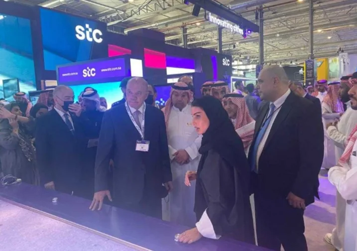 الفايز يزور الجناح الأردني بمعرض تكنولوجيا المعلومات وتقنياتها في السعودية