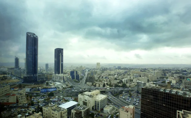 كتلة هوائية باردة ورطبة تصحبها أمطار تؤثر على المملكة اليوم