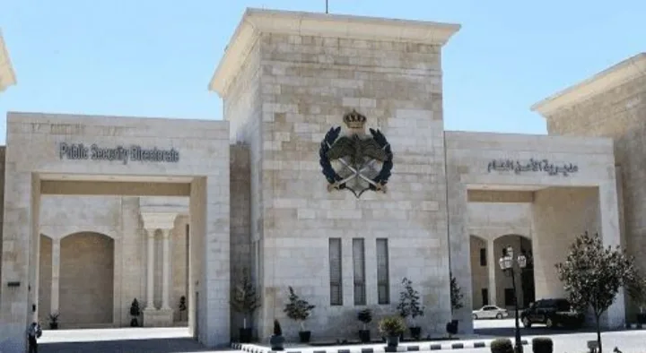 رجل أمن ينقذ فتاة بعد أن سقطت من نافذة منزلها