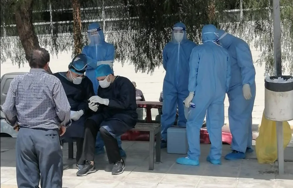 فرق تقص وبائي لجمع عينات من مخالطي مصابين بكورونا بمصنع في الكرك
