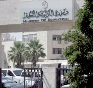 رفض رفع رسوم 5 مدارس.. و”النقابة” تعترض