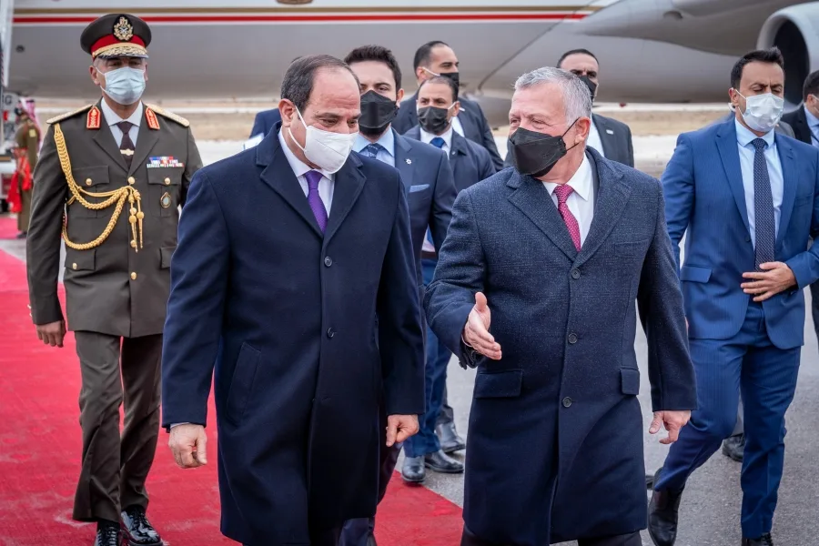 الملك وولي العهد يستقبلان السيسي