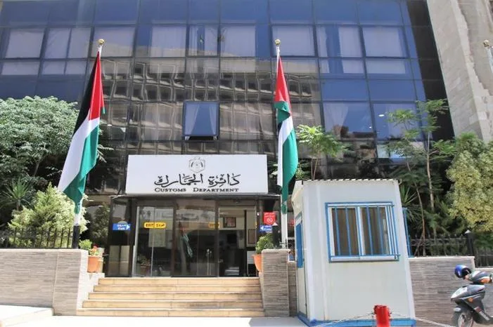 الجمارك تضبط خط انتاج سجائر مخالف للقانون