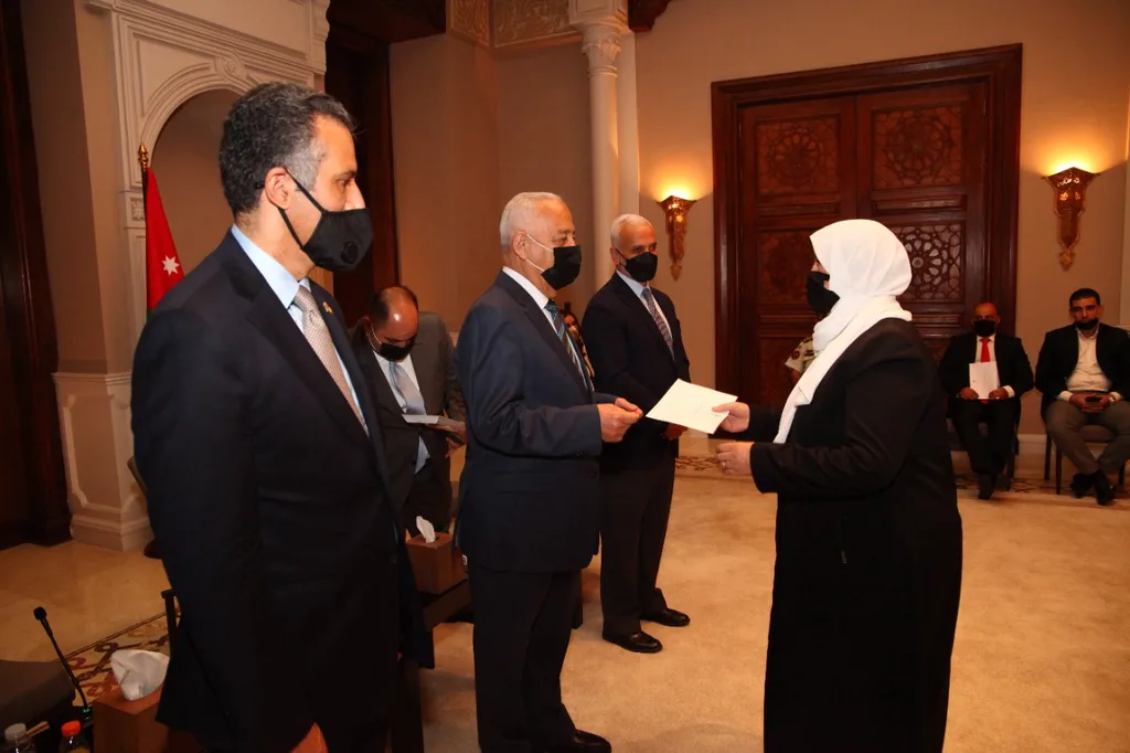 الديوان الملكي يسلّم 19 حافلة لجمعيات خيرية وشبابية