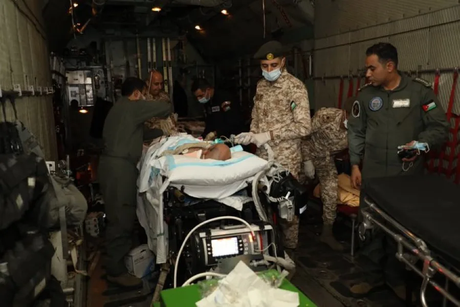 بتوجيهات ملكية: الجيش يُخلي مواطنًا بحالة حرجة من قطر